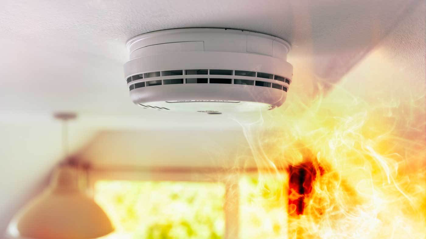 Rauchmelder sind lebensrettende Geräte, die frühzeitig Rauchentwicklung erkennen und durch einen lauten Alarm warnen.