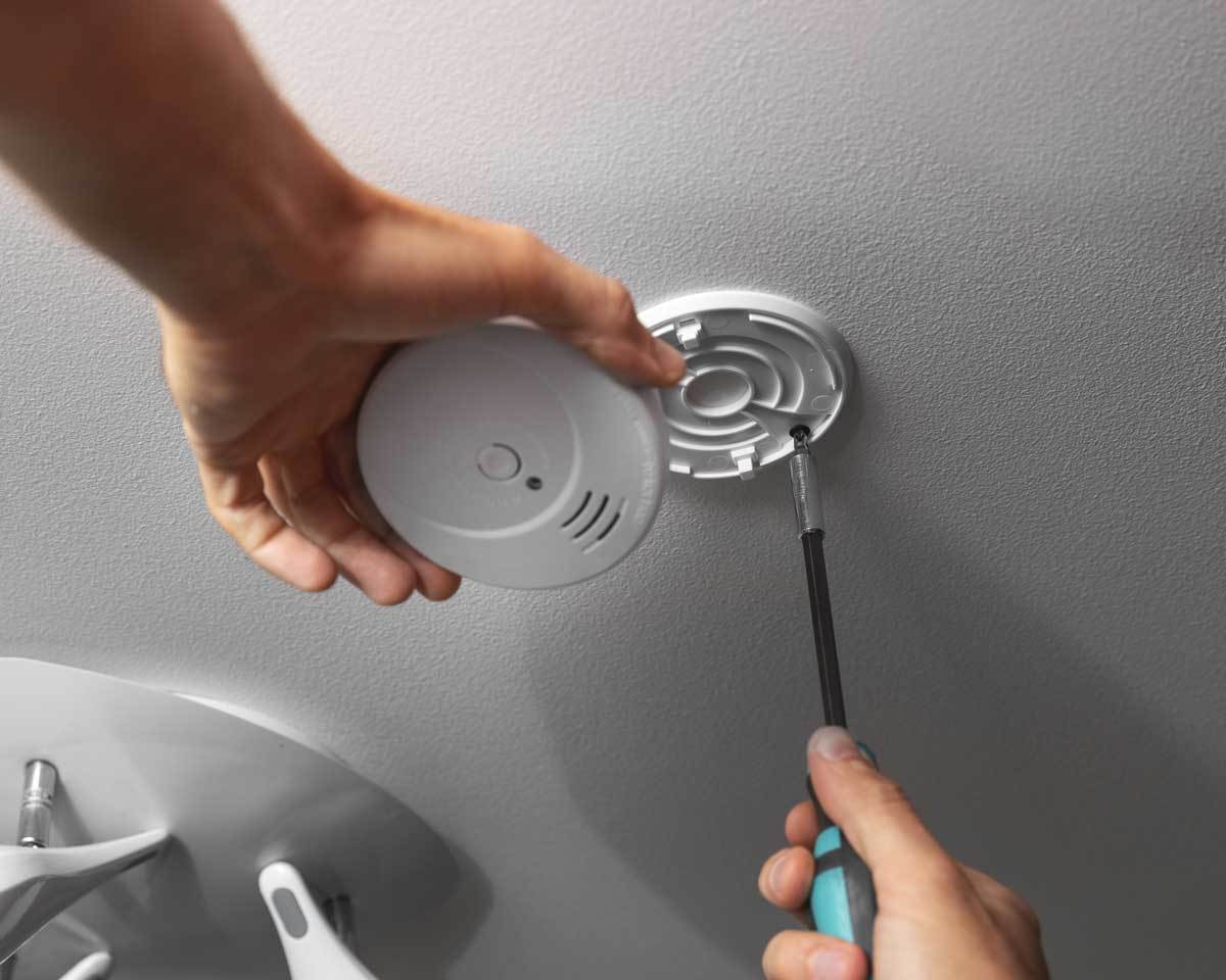 Installation von Rauch- und Brandmeldern zu Hause für optimalen Schutz und Sicherheit